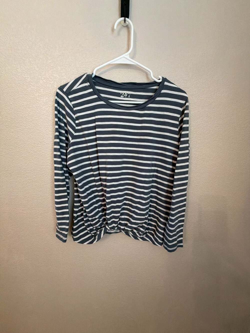 24/7 by Maurices Striped Long Sleeve Twist Front Top Size L